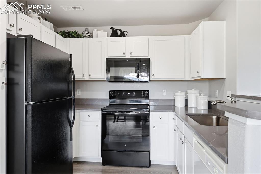 Image 13 of 32: Kitchen