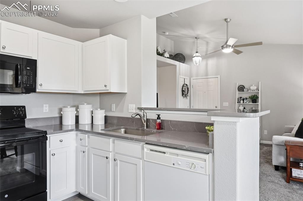 Image 14 of 32: Breakfast bar is doable if needed