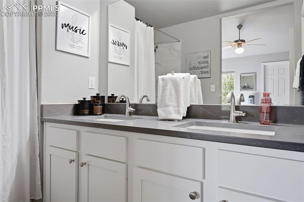 Image 24 of 32: New quartz counter and double sinks