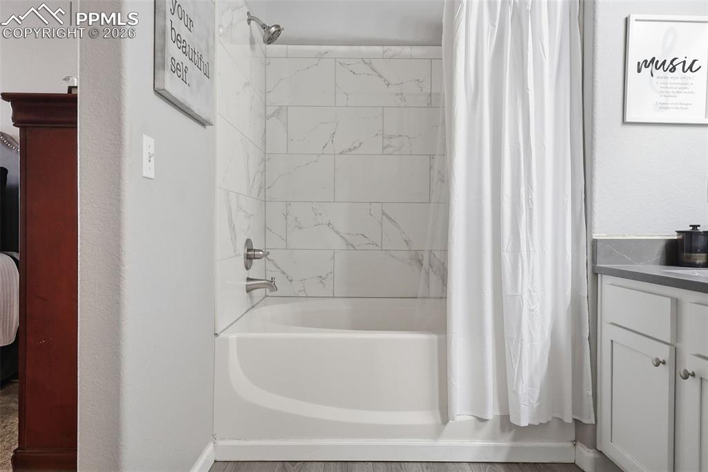 Image 26 of 32: Bathroom