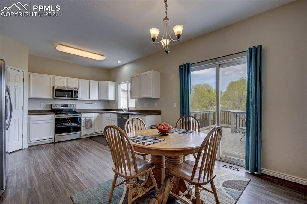 Image 12 of 33: Dining Area