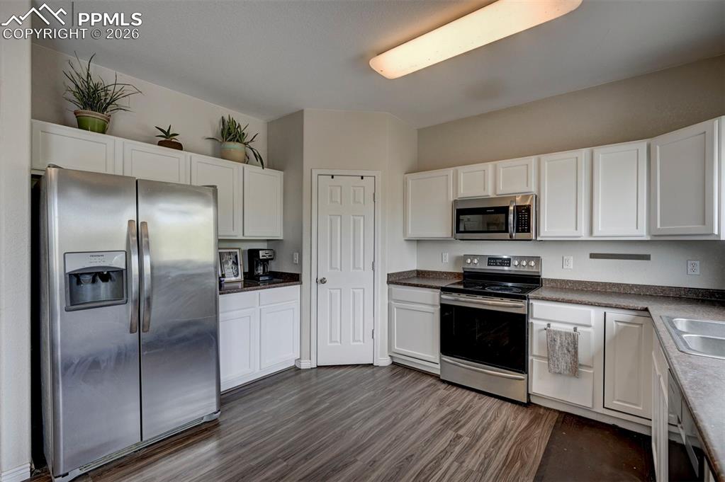 Image 13 of 33: Kitchen