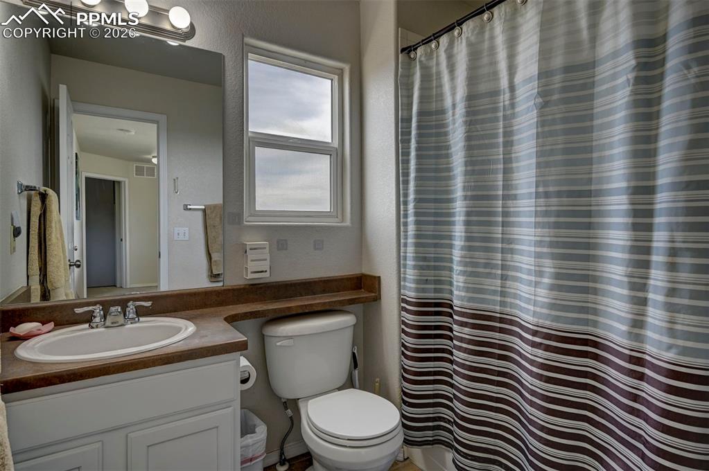 Image 24 of 33: Bathroom