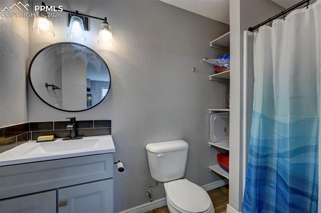 Image 30 of 33: Bathroom