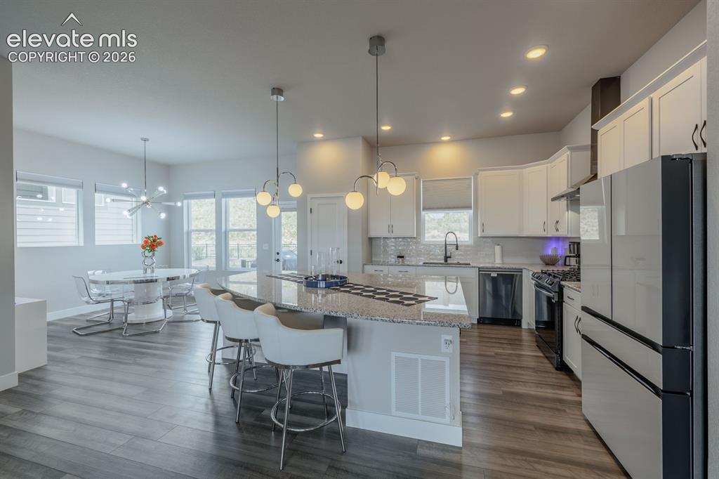 Image 17 of 47: Kitchen