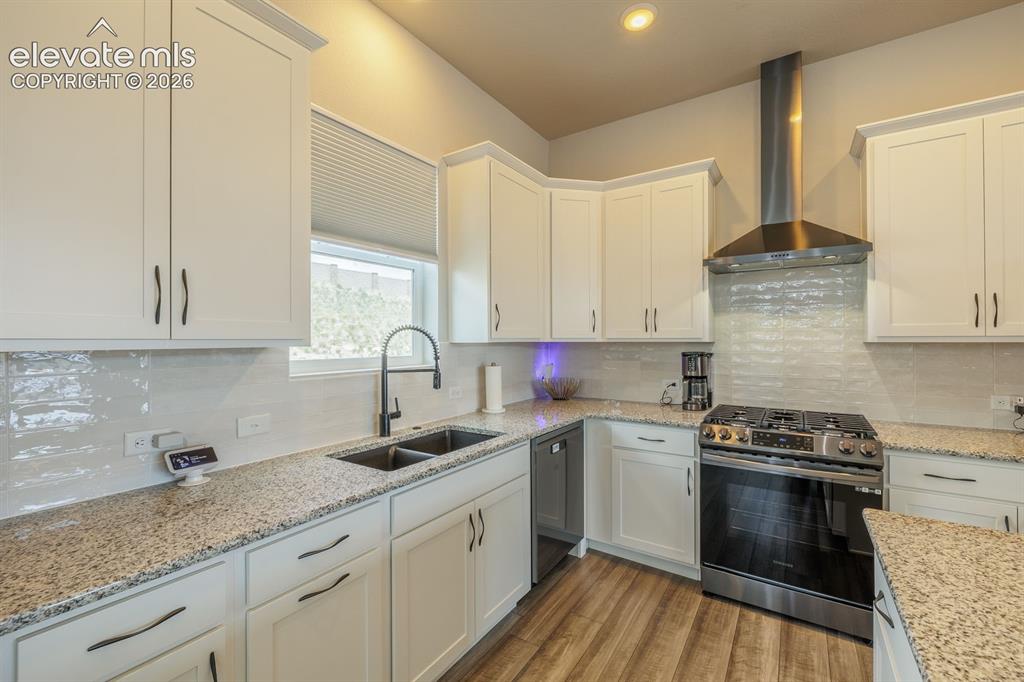 Image 19 of 47: Kitchen