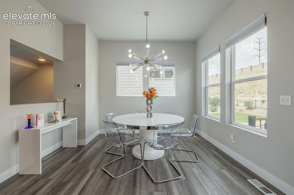Image 21 of 47: Dining Area