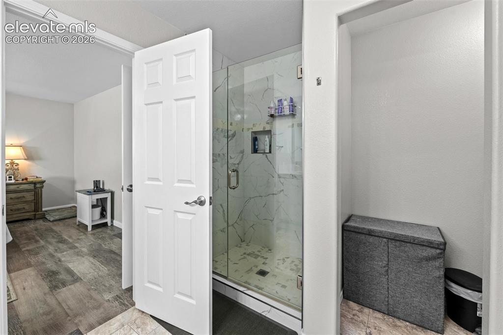 Image 17 of 47: Bathroom