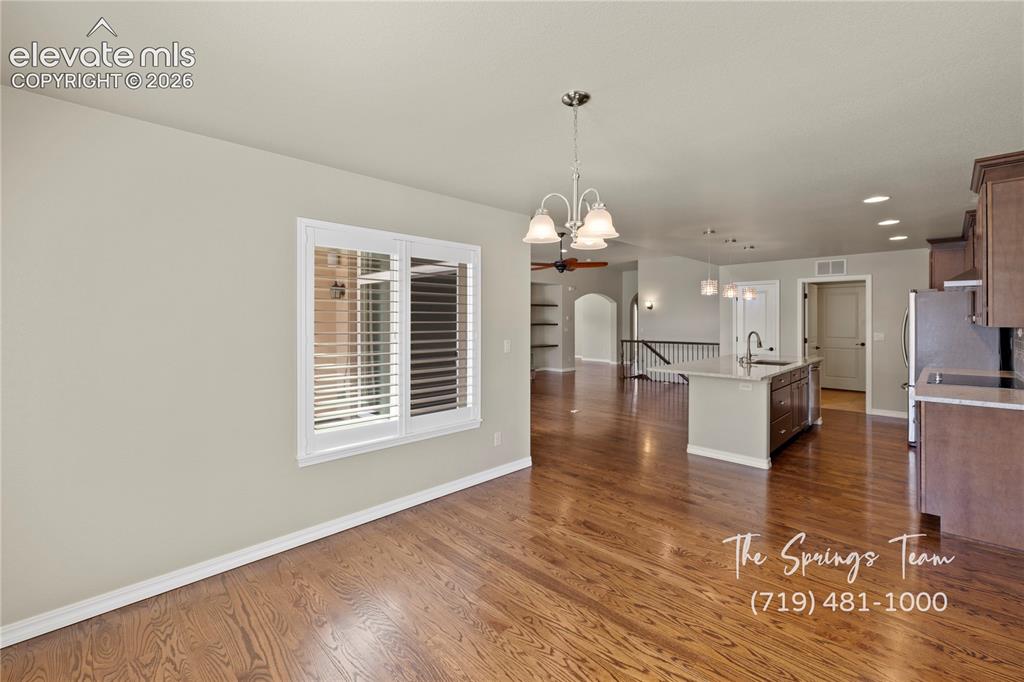 Image 11 of 50: Dining Area
