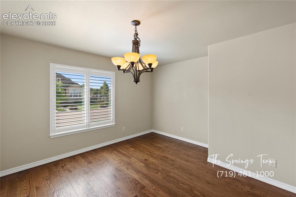 Image 14 of 50: Dining Room