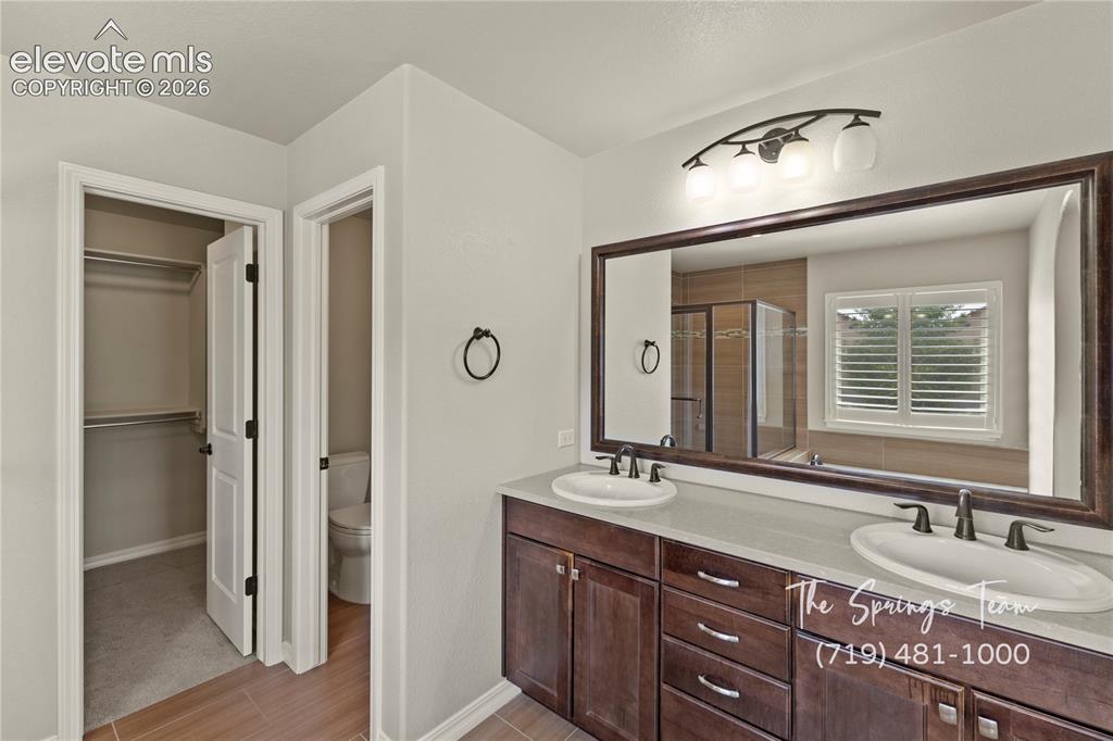 Image 19 of 50: Bathroom