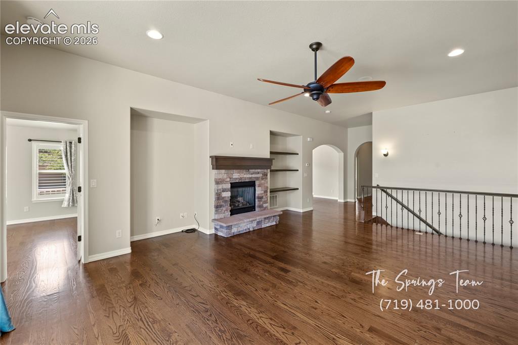 Image 8 of 50: Living Room