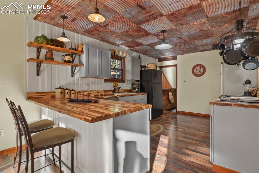 Image 10 of 47: Kitchen