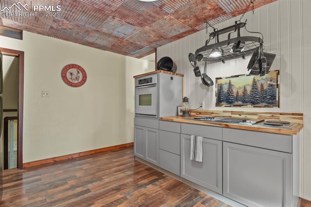 Image 11 of 47: Kitchen