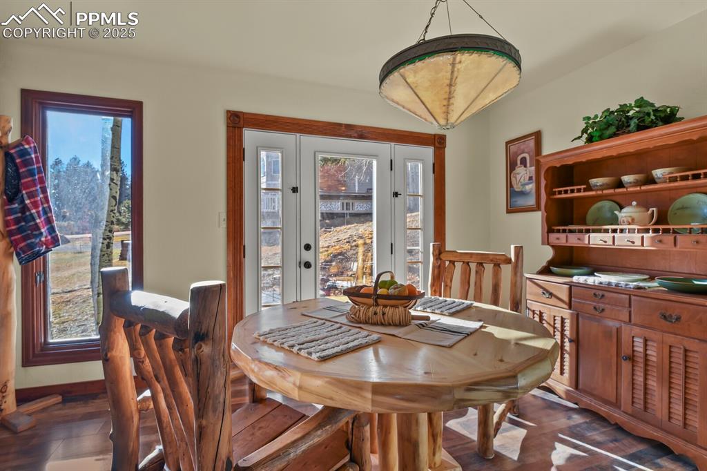 Image 12 of 47: Dining Area