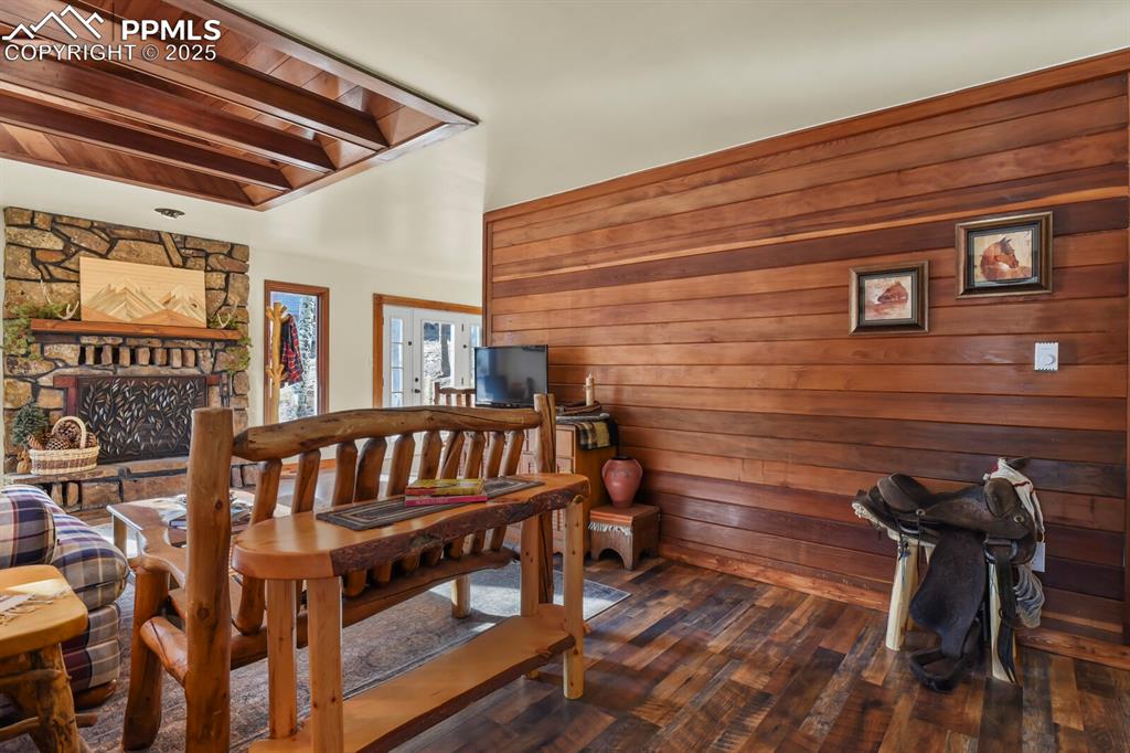 Image 13 of 47: Dining Area