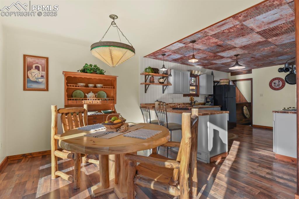 Image 14 of 47: Dining Area