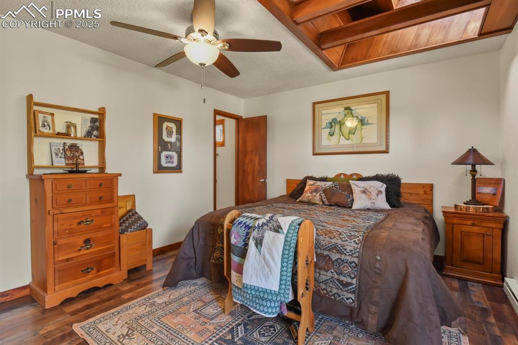 Image 18 of 47: Bedroom