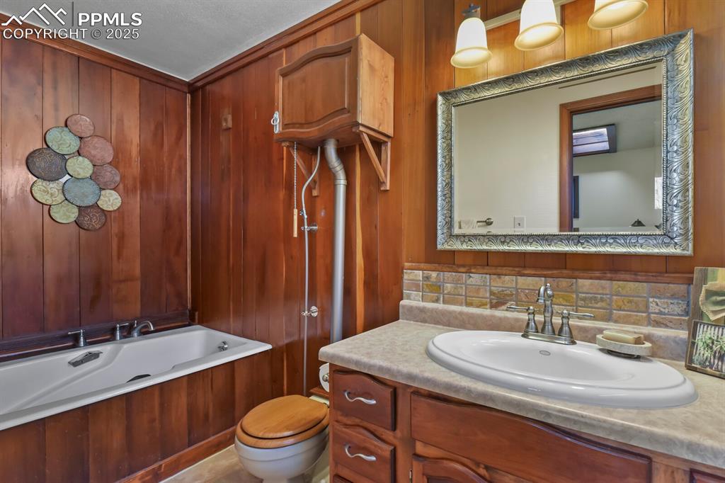 Image 20 of 47: Bathroom