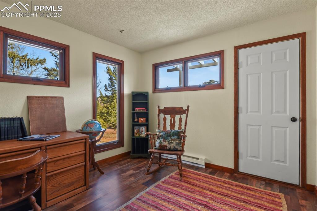 Image 27 of 47: Office