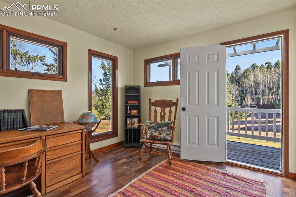 Image 28 of 47: Office