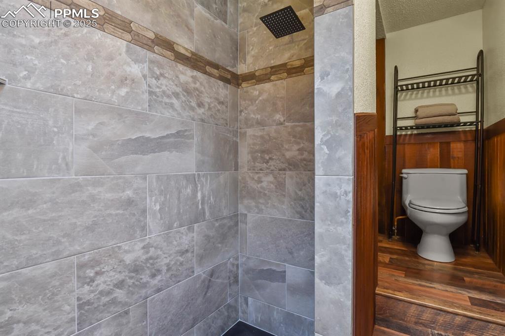 Image 31 of 47: Bathroom