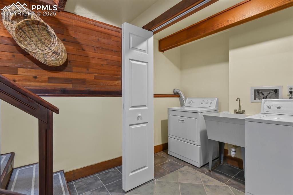 Image 32 of 47: Laundry