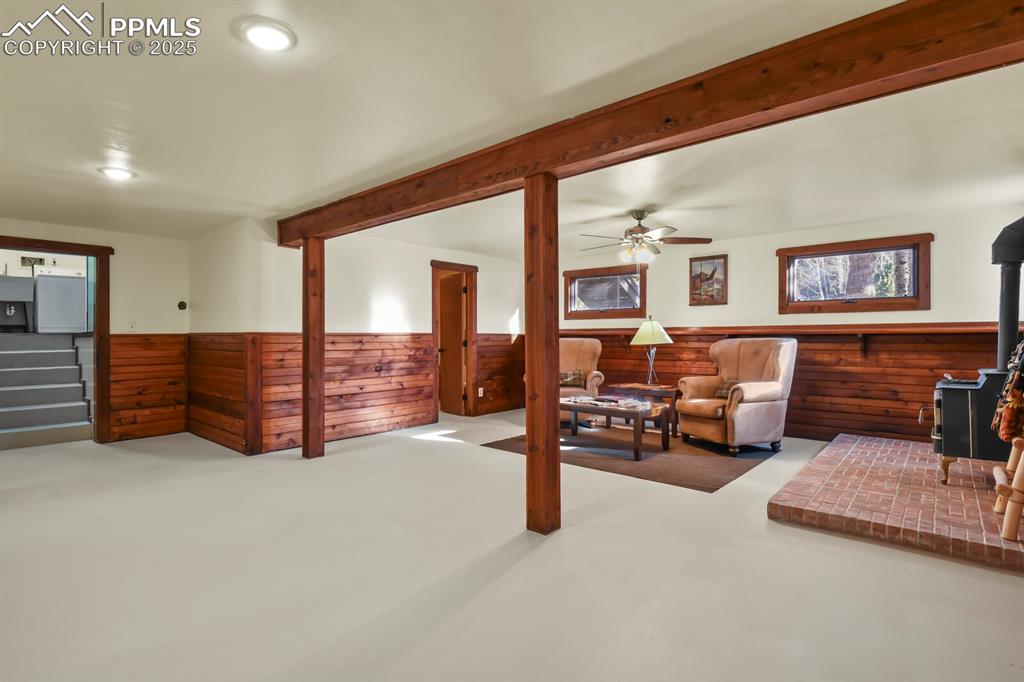 Image 34 of 47: Living Room