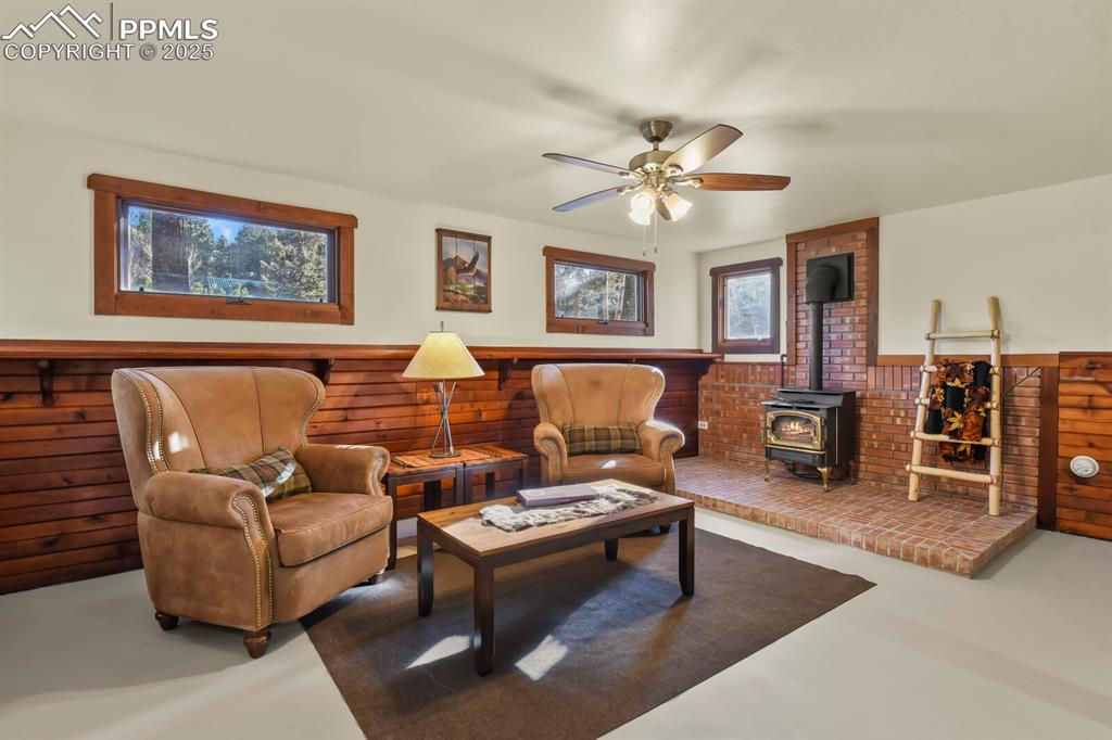 Image 36 of 47: Living Room