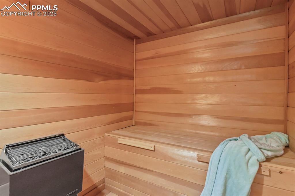 Image 38 of 47: Sauna