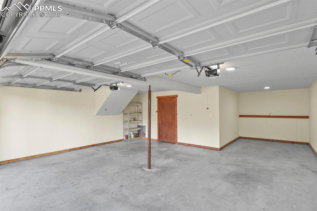 Image 39 of 47: Garage