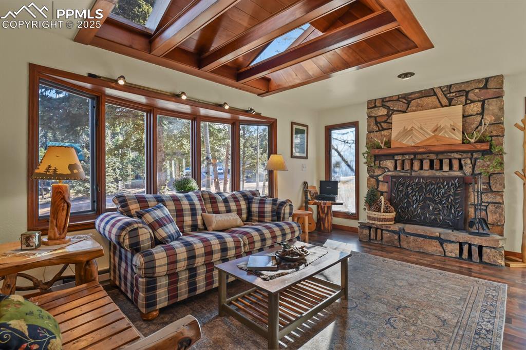 Image 4 of 47: Living Room