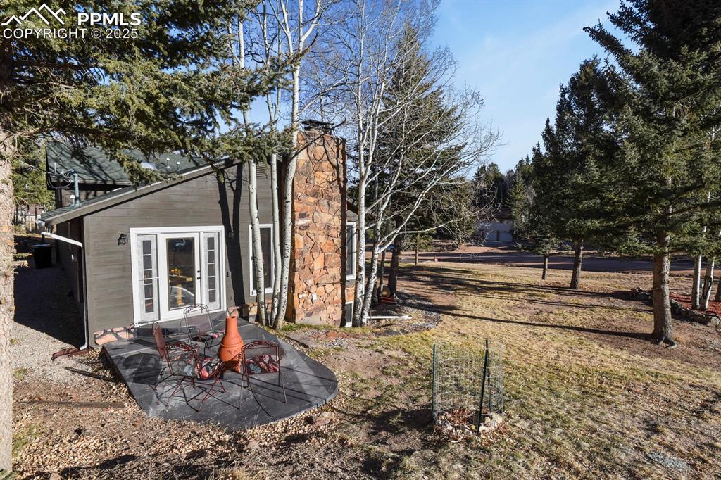 Image 42 of 47: Yard