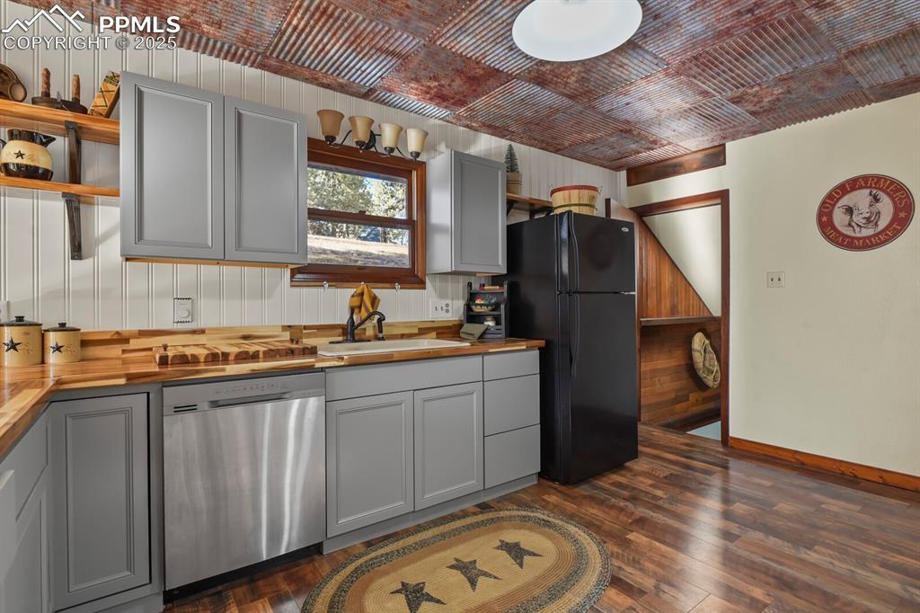 Image 6 of 47: Kitchen