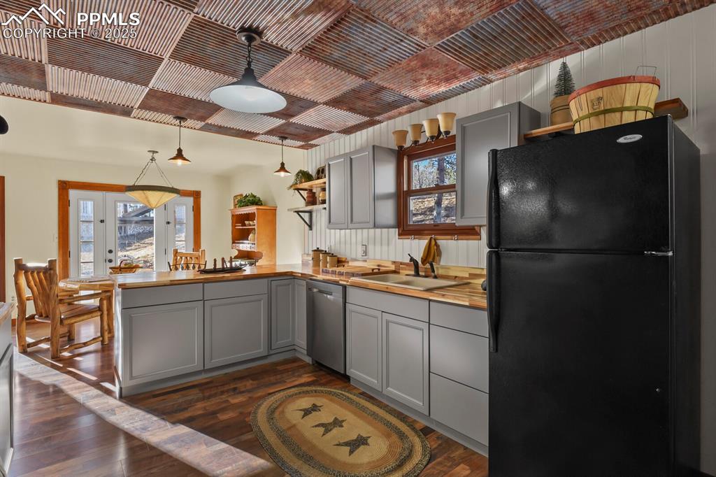 Image 7 of 47: Kitchen