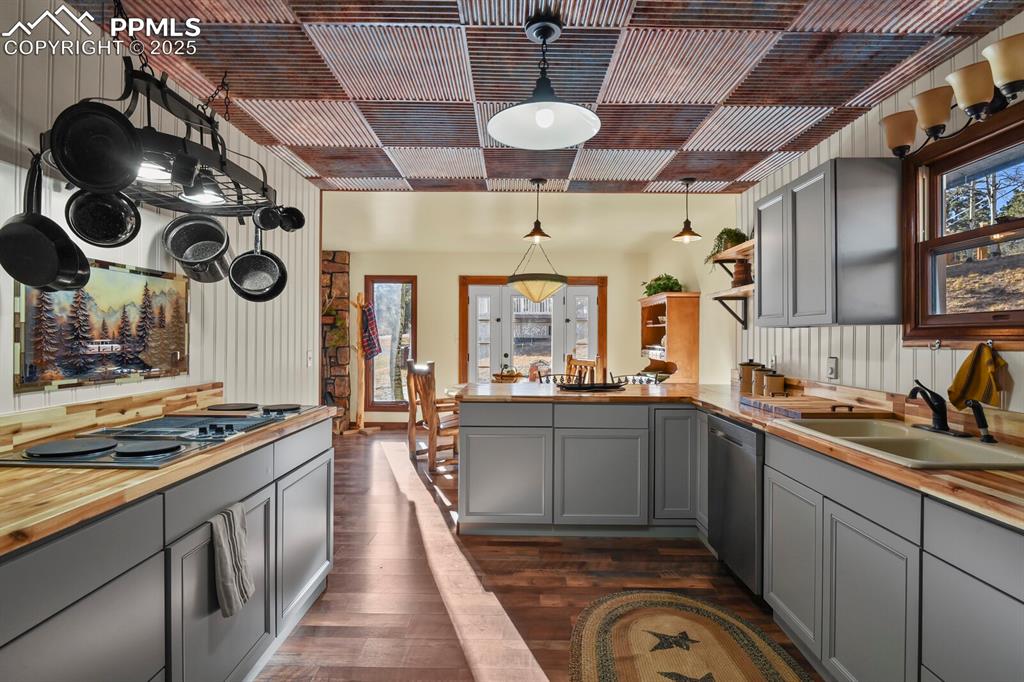 Image 8 of 47: Kitchen