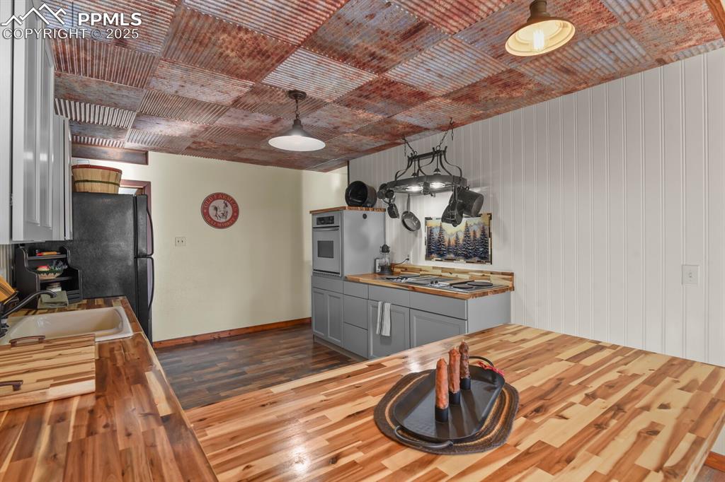 Image 9 of 47: Kitchen