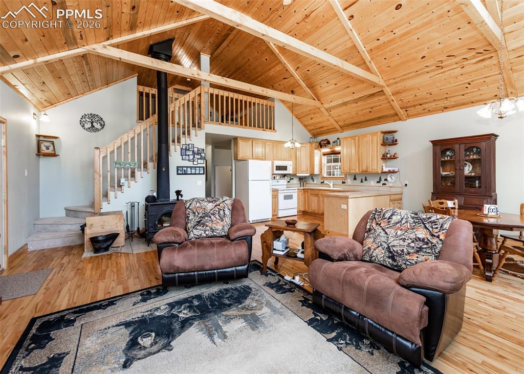 Image 18 of 50: Living Room