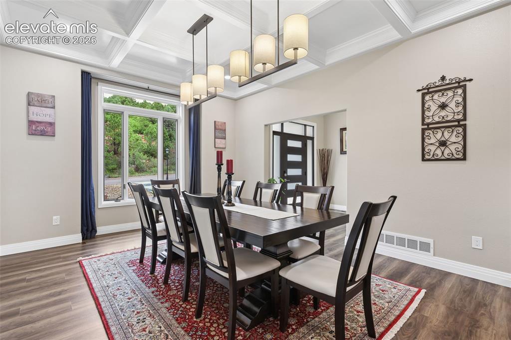 Image 16 of 50: Dining Area