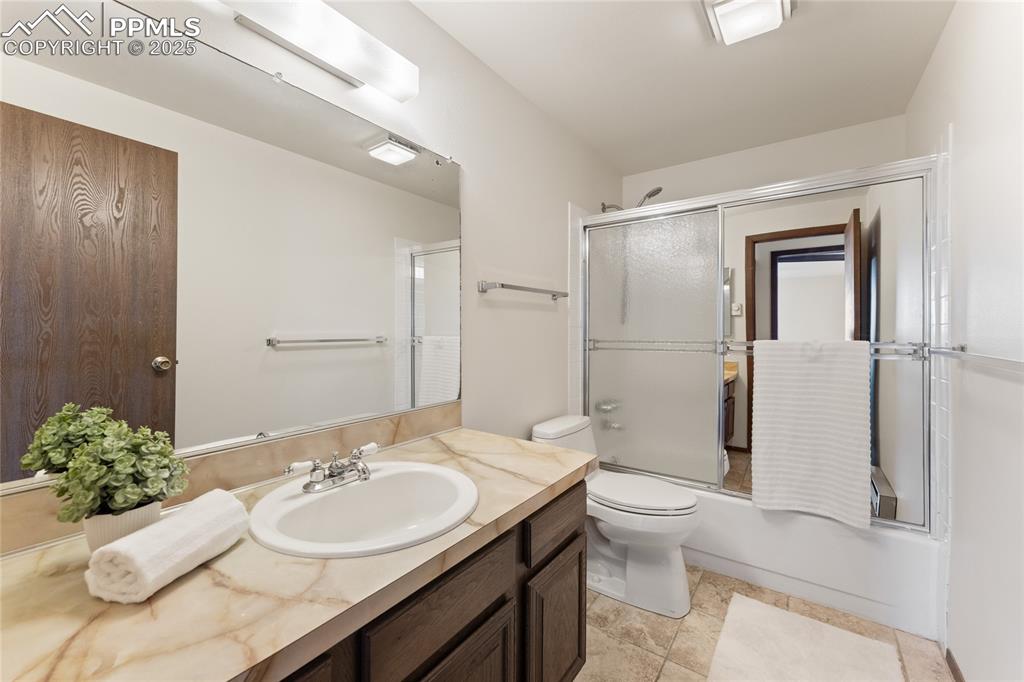 Image 20 of 46: Bathroom