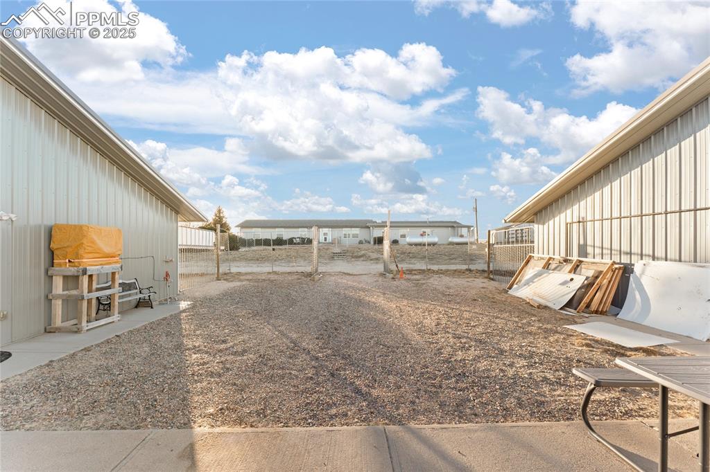 Image 39 of 46: Yard