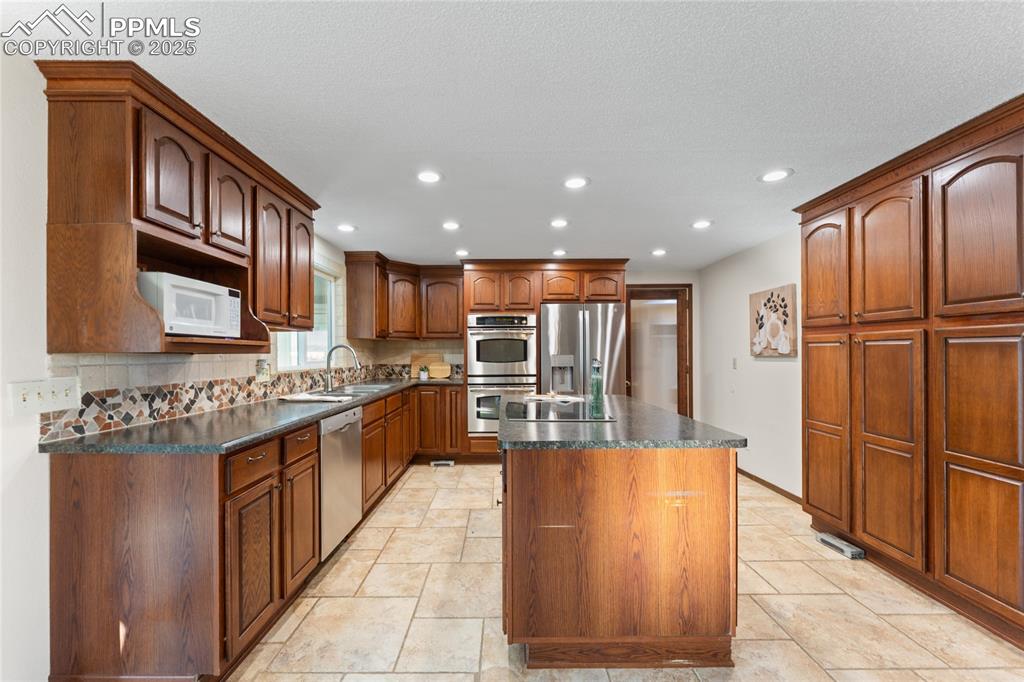 Image 5 of 46: Kitchen