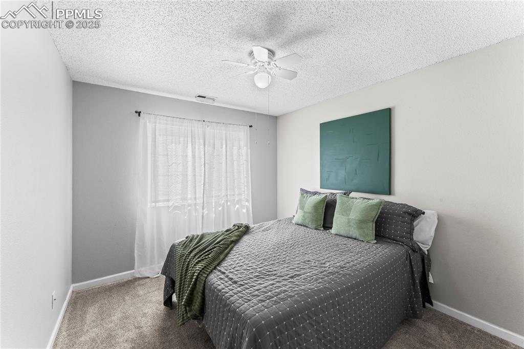 Image 14 of 20: Bedroom