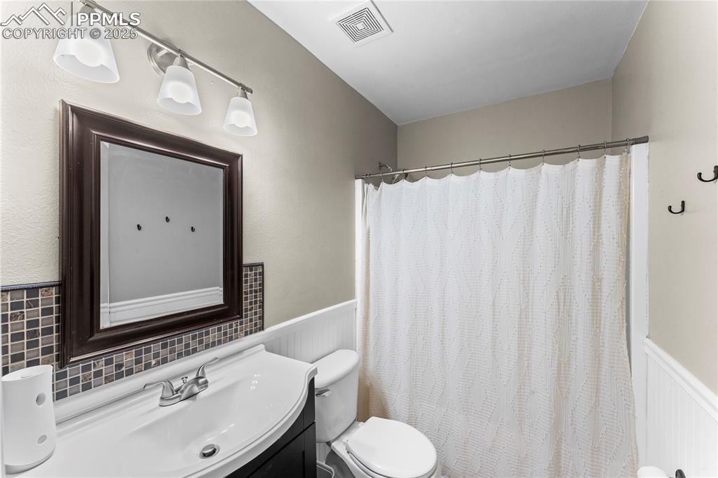 Image 18 of 20: Bathroom