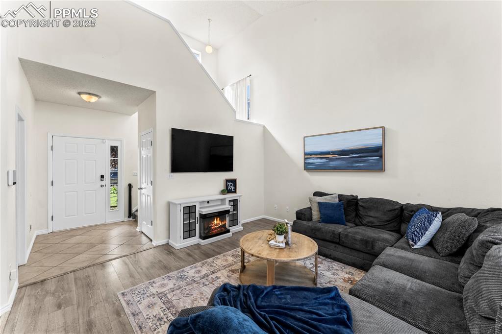 Image 5 of 20: Living Room