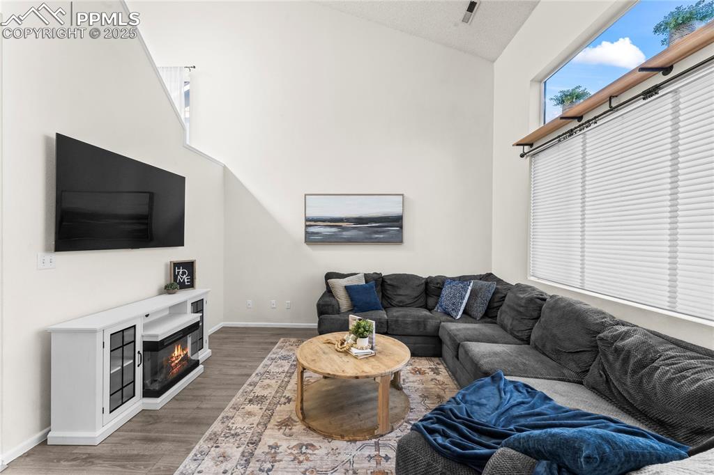 Image 7 of 20: Living Room