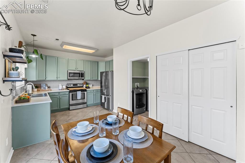 Image 8 of 20: Dining Area