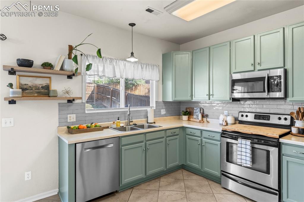 Image 9 of 20: Kitchen