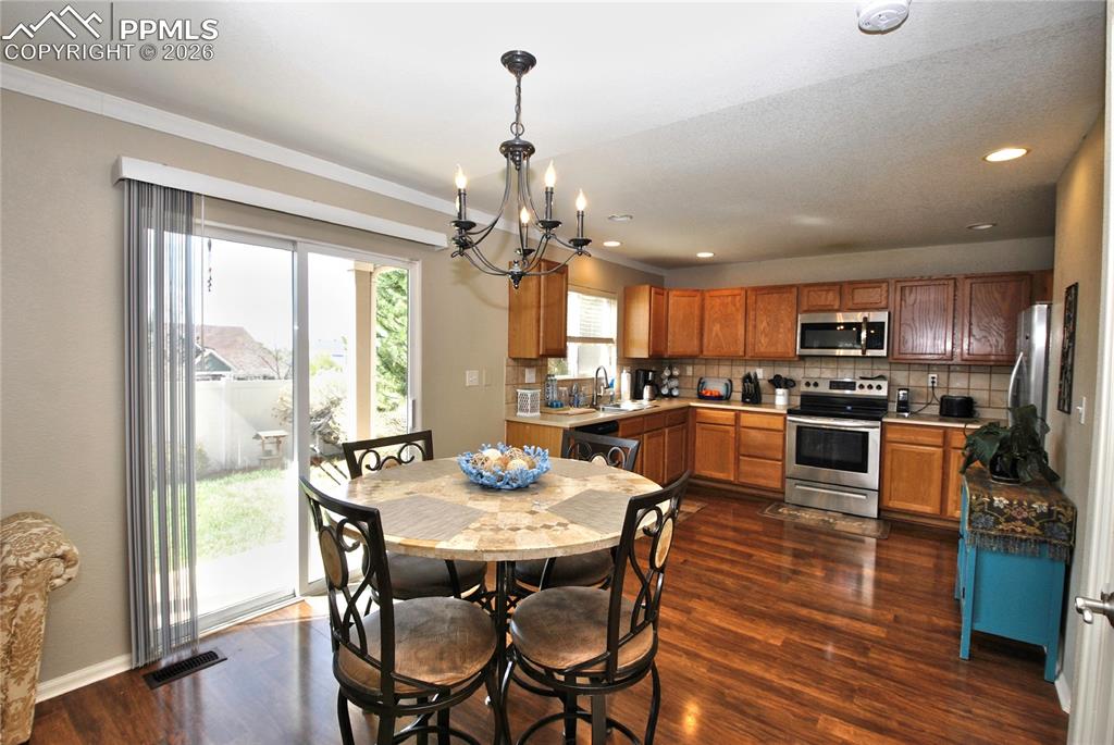 Image 10 of 29: Dining Area