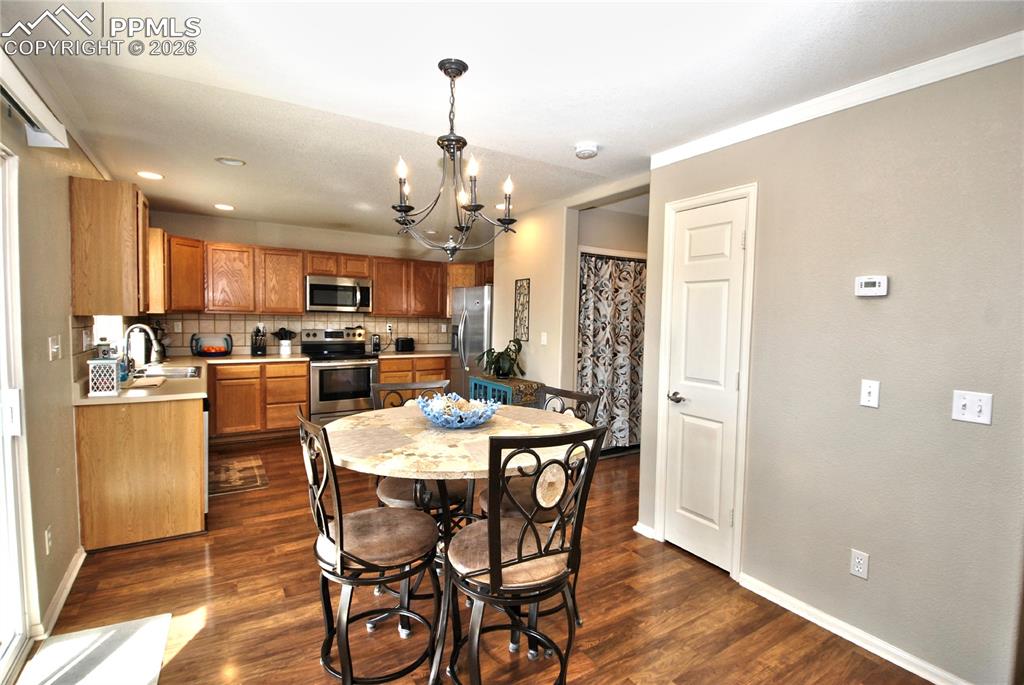 Image 7 of 29: Dining Area